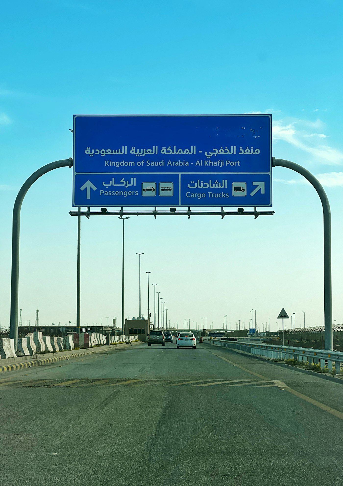 شاحنة تنقل حاوية ٤٠ قدم